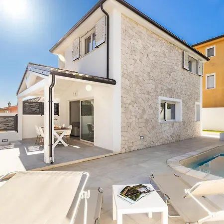 Holiday home Bynos With Pool